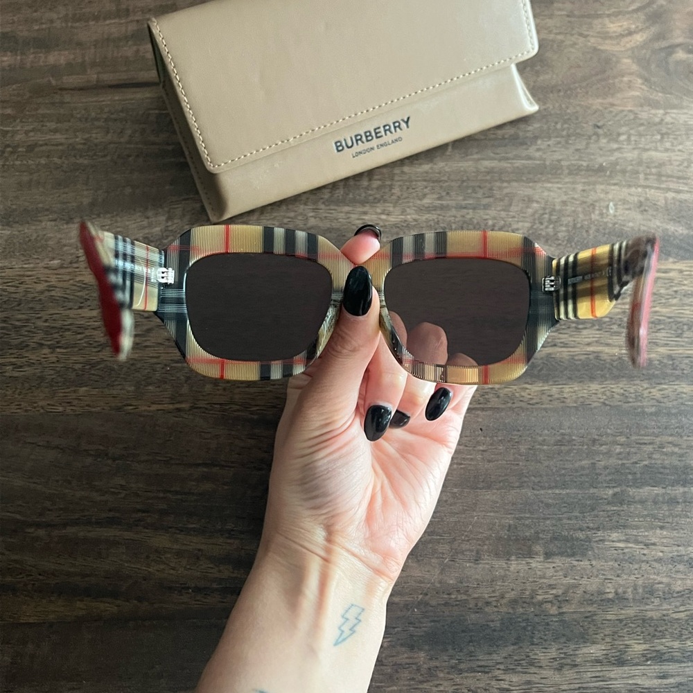 Burberry Sunglasses - classic plaid, brand new! - Picture 4 of 5